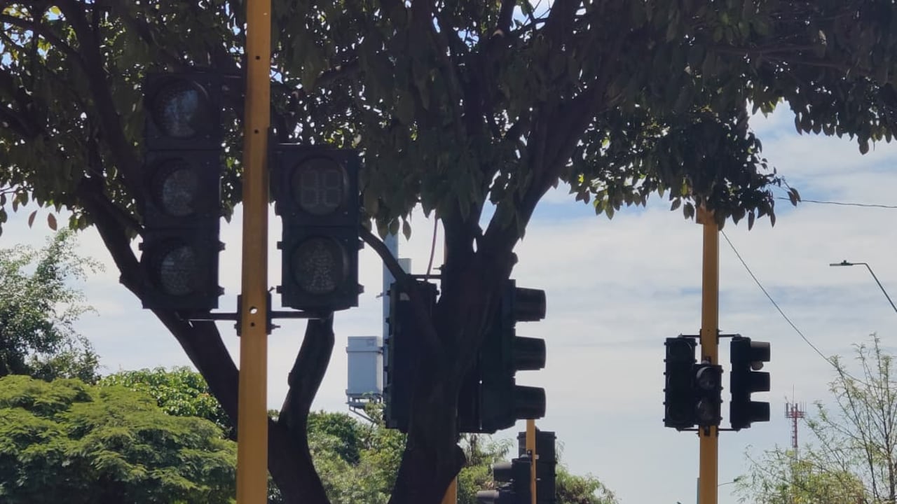 Así lucen los semáforos de la Calle 70 con Carrera 7L, cuya falta de funcionamiento preocupa a los residentes del sector.