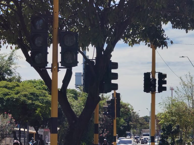 Así lucen los semáforos de la Calle 70 con Carrera 7L, cuya falta de funcionamiento preocupa a los residentes del sector.