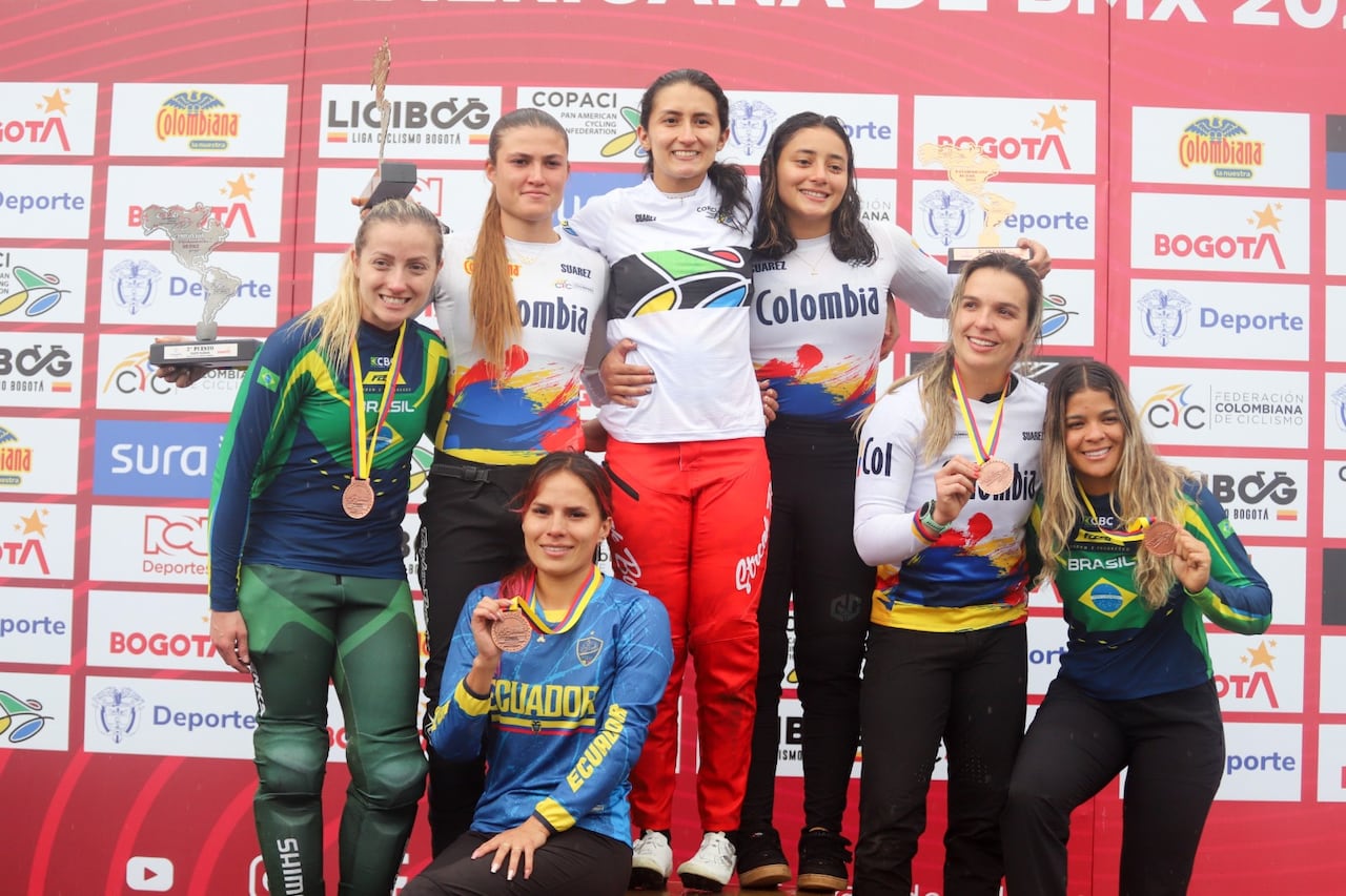 Los deportistas juveniles que lograron preseas en el Campeonato Panamericano de BMX 2026, en Bogotá.