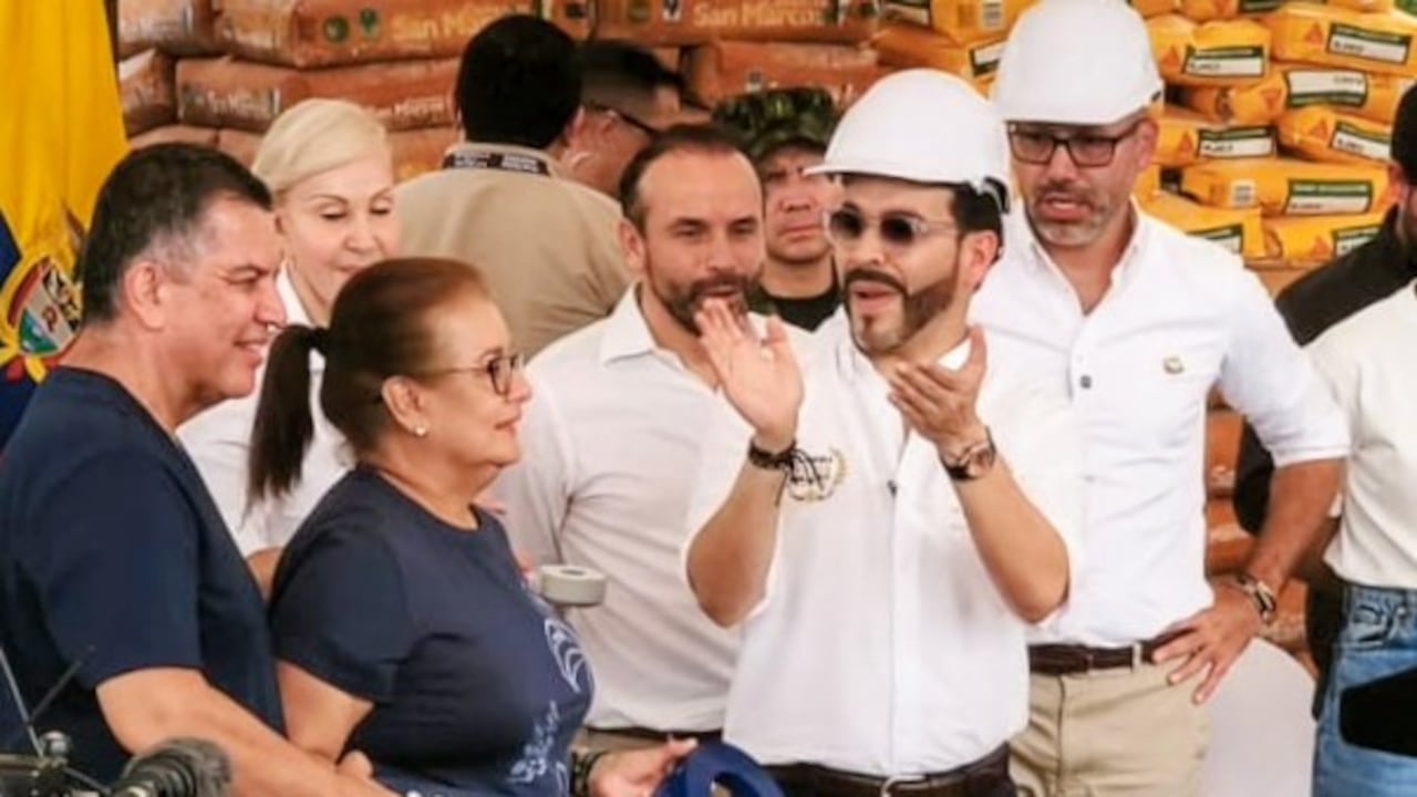 El presidente Abelardo de la Espriella entrega ayudas y materiales de construcción a damnificados por el terremoto en la Unidad Deportiva Alberto Galindo.