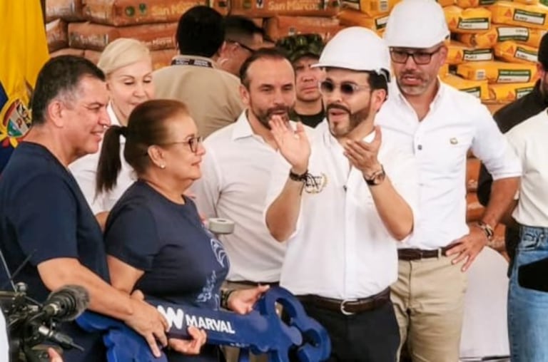 El presidente Abelardo de la Espriella entrega ayudas y materiales de construcción a damnificados por el terremoto en la Unidad Deportiva Alberto Galindo.