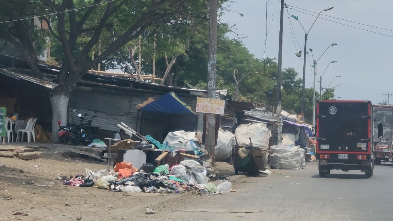 La ocupación de parte de las calzadas en los alrededores de la Galería Santa Elena es señalada por ciudadanos que transitan diariamente por la zona.