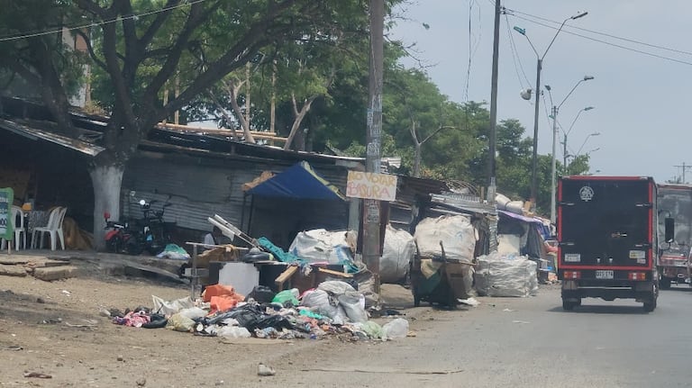 La ocupación de parte de las calzadas en los alrededores de la Galería Santa Elena es señalada por ciudadanos que transitan diariamente por la zona.