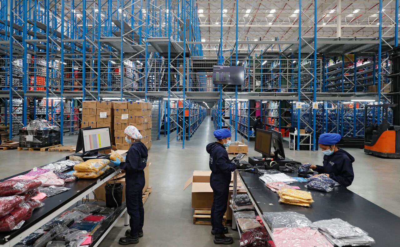 Dafiti Colombia tienda de comercio electrónico especializada en moda, que alberga cientos de marcas y que ofrece a sus usuarios la compra online y la entrega a domicilio de los productos
Bodega y logistica
trabajadores trabajo empleo
e-commerce
Foto Guillermo Torres Reina / Semana