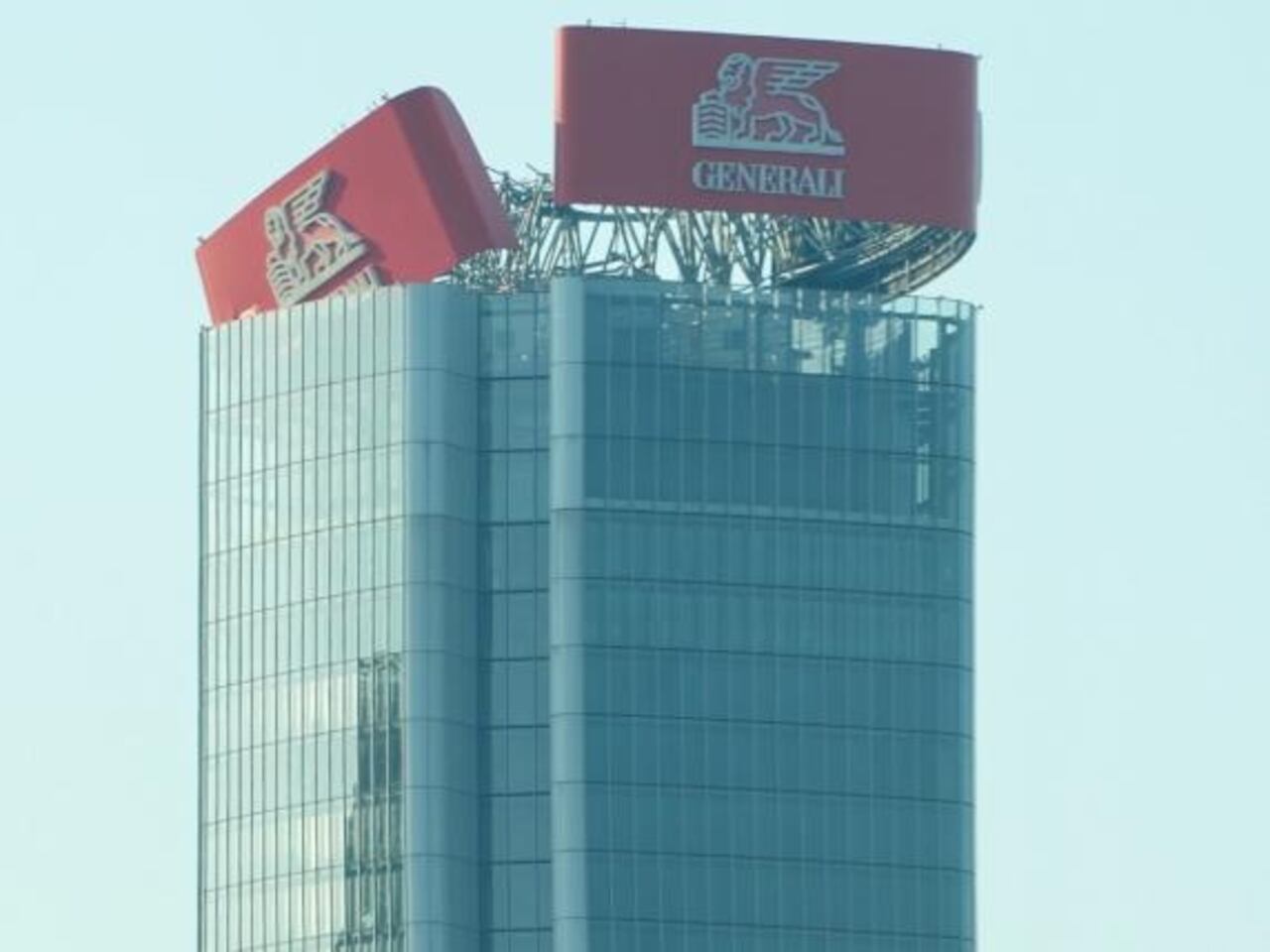 A pesar de que el letrero de 15 metros de altura apareció completamente desplomado, afortunadamente no llegó a caer, razón por la cual las autoridades no han reportado casos de personas lesionadas o daños a bienes materiales.