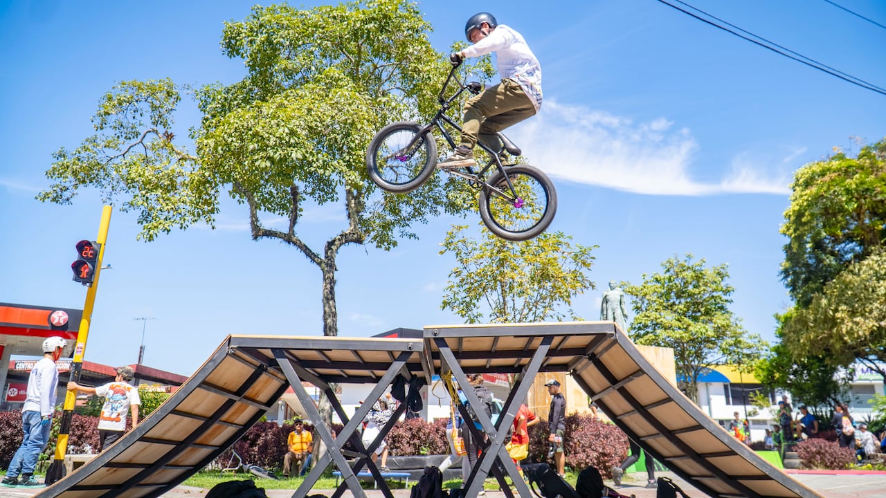 De acuerdo con el alcalde de Popayán, Juan Carlos Muñoz, las ciclovías se consolidan como escenarios preventivos que permiten a la comunidad ejercitarse de manera gratuita, segura y acompañada.