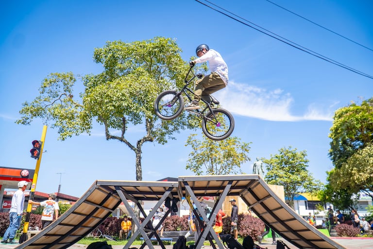 De acuerdo con el alcalde de Popayán, Juan Carlos Muñoz, las ciclovías se consolidan como escenarios preventivos que permiten a la comunidad ejercitarse de manera gratuita, segura y acompañada.