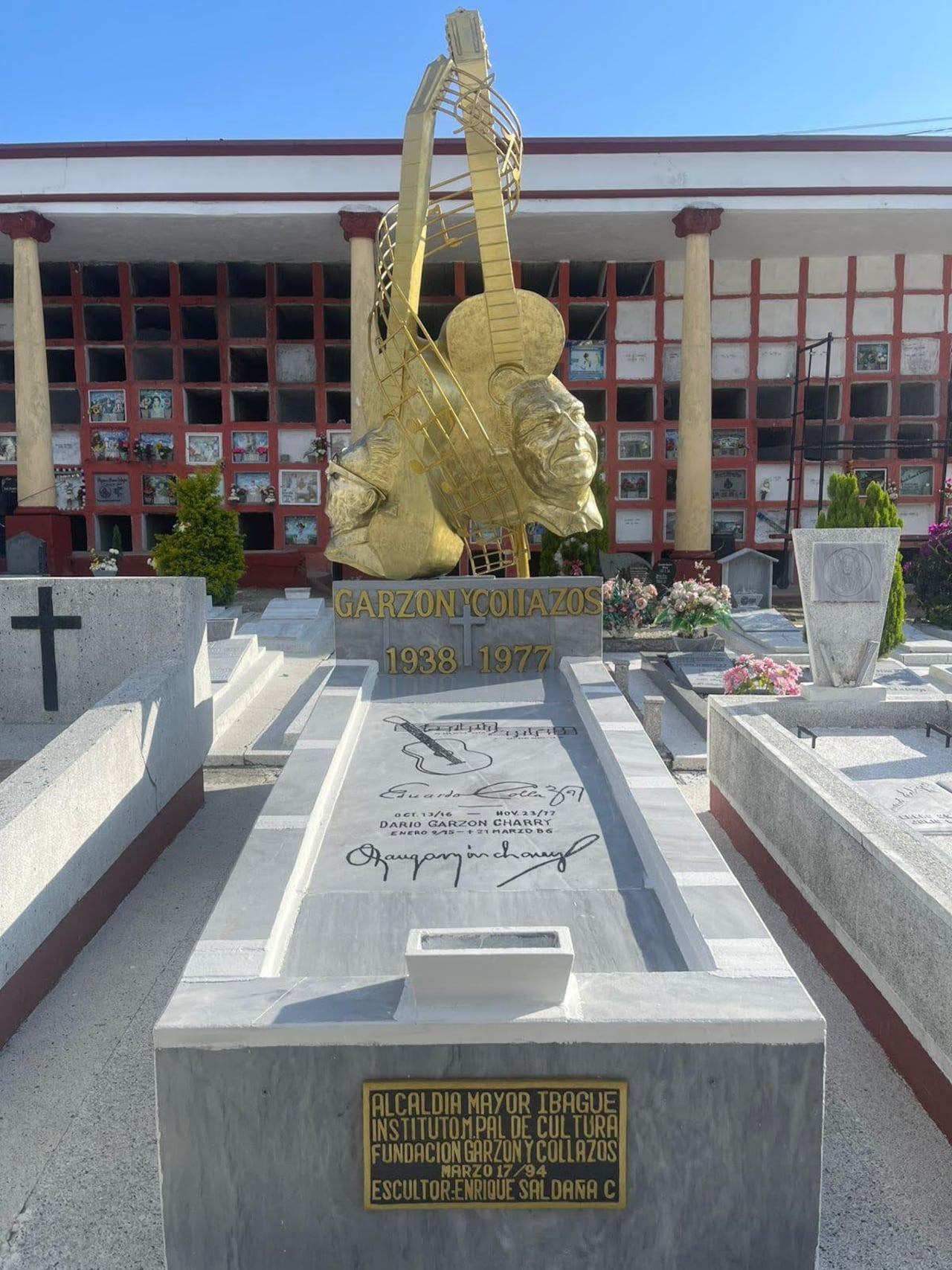 El cementerio San Bonifacio de la capital tolimense alberga innumerables huéspedes entre los cuales están el dúo musical Darío Garzón y Eduardo Collazos.