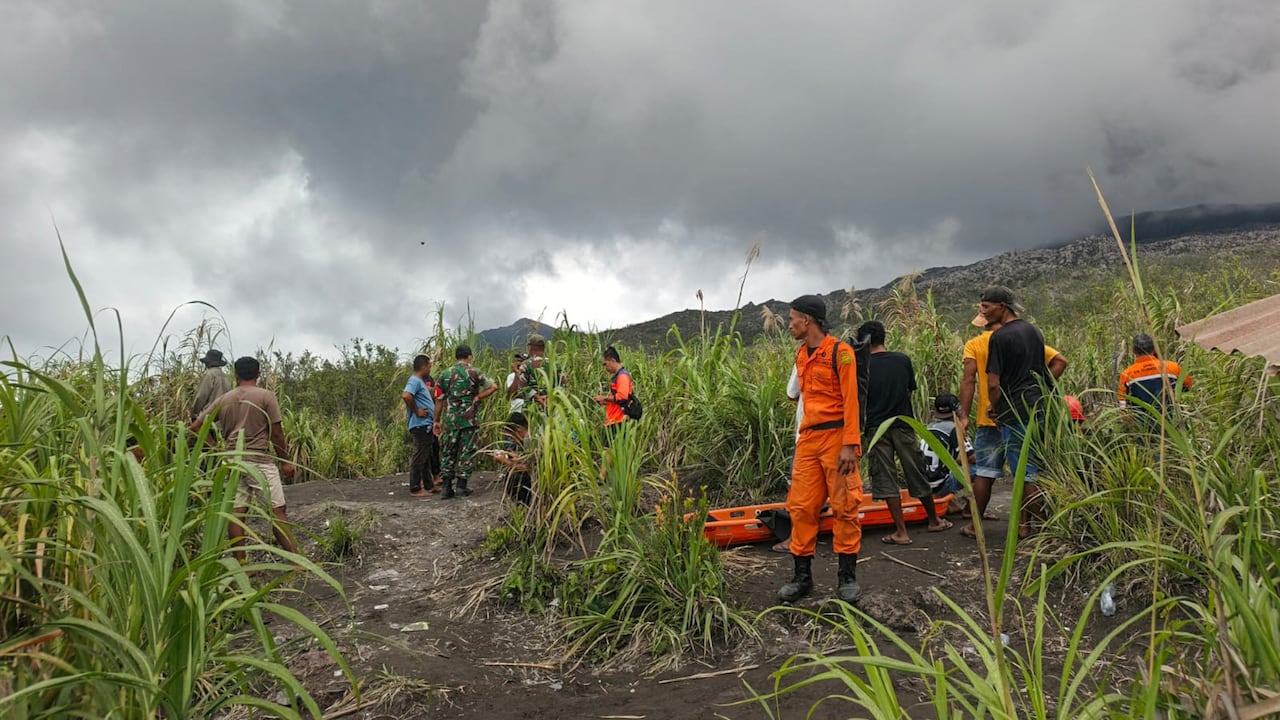 La imponente columna de ceniza y humo del monte Dukono se elevó hasta los 10 kilómetros de altura, dificultando las tareas de rescate y visibilidad en la provincia de Halmahera del Norte.