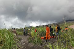 La imponente columna de ceniza y humo del monte Dukono se elevó hasta los 10 kilómetros de altura, dificultando las tareas de rescate y visibilidad en la provincia de Halmahera del Norte.