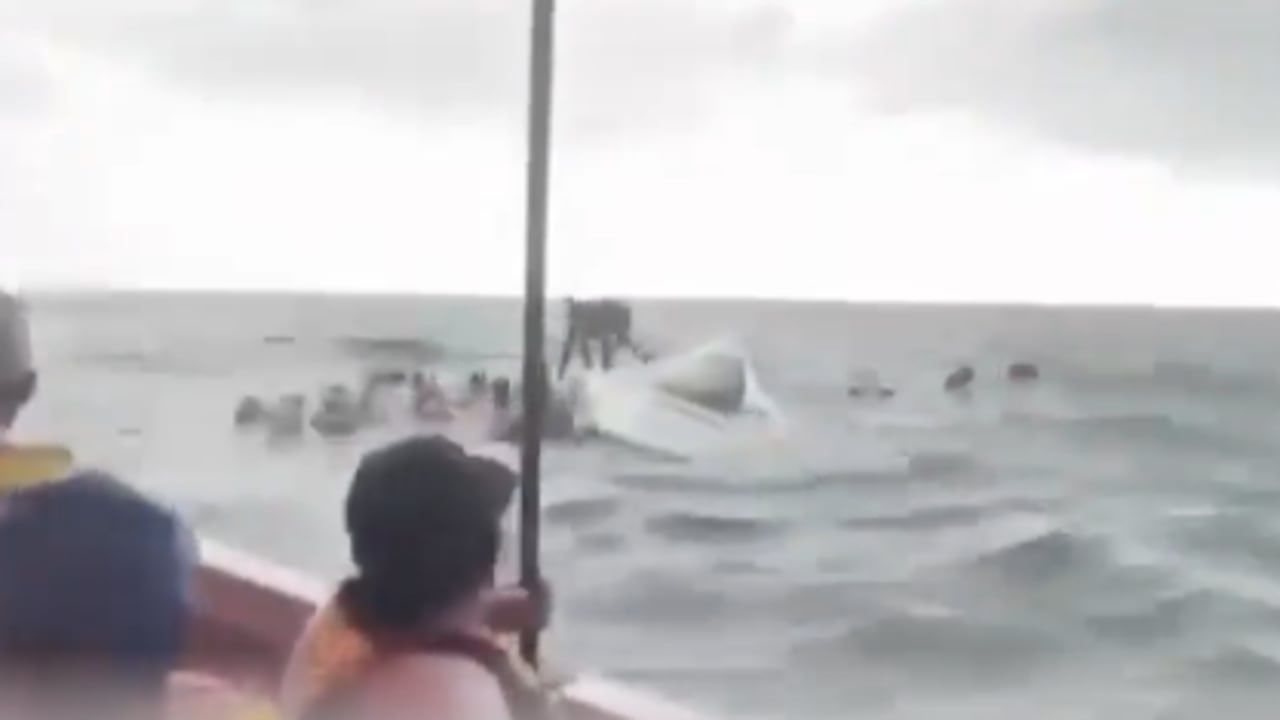 La lancha terminó completamente volcada en aguas de Santa Marta durante el recorrido entre Playa Blanca y El Rodadero, en medio del fuerte oleaje registrado este sábado. Imagen de referencia.