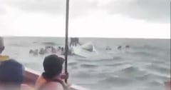 La lancha terminó completamente volcada en aguas de Santa Marta durante el recorrido entre Playa Blanca y El Rodadero, en medio del fuerte oleaje registrado este sábado. Imagen de referencia.