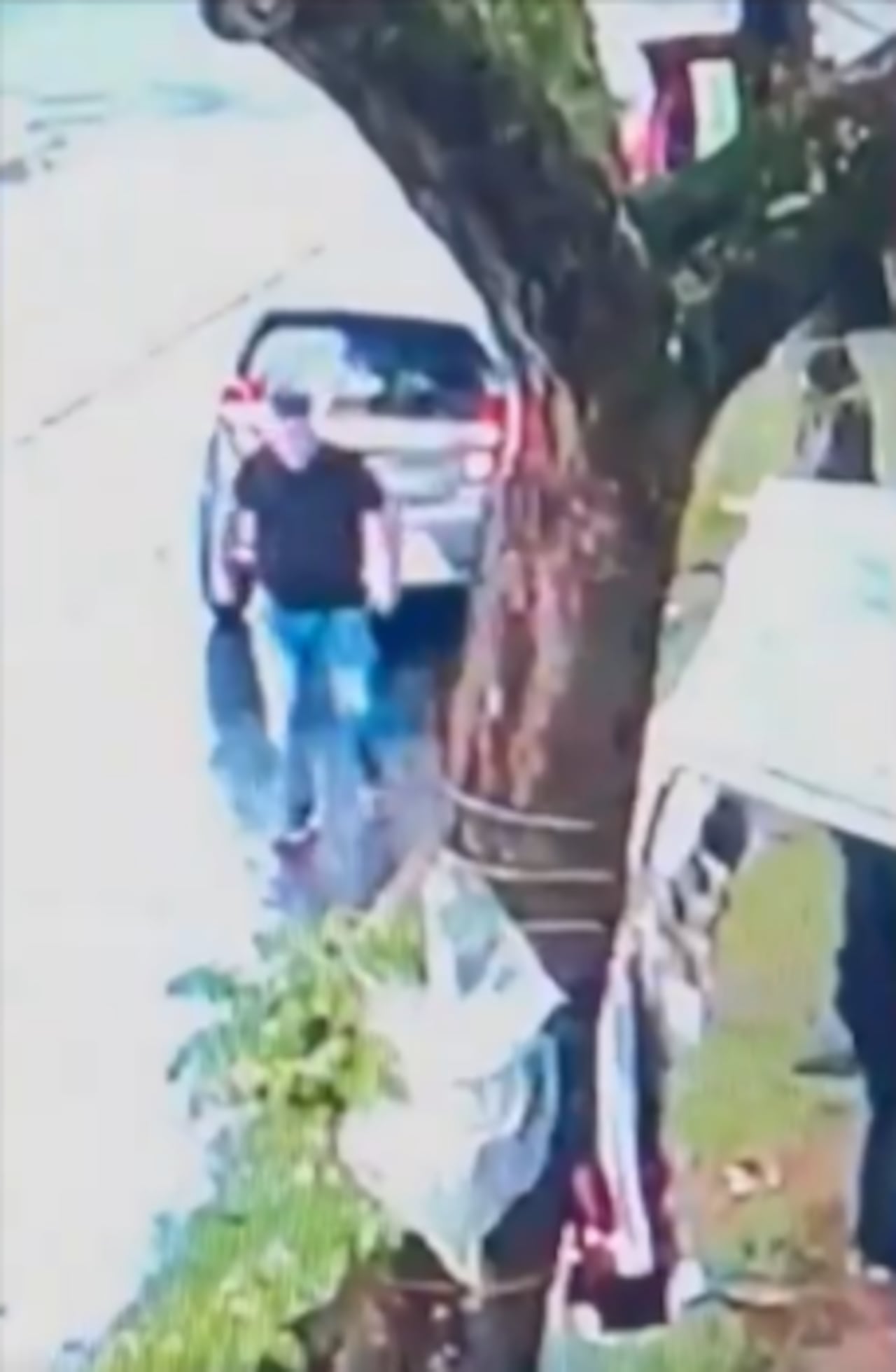 Un hombre se bajó de su carro, compró un poncho y un sombrero y luego se llevó la camioneta que le habían alquilado a los jóvenes.