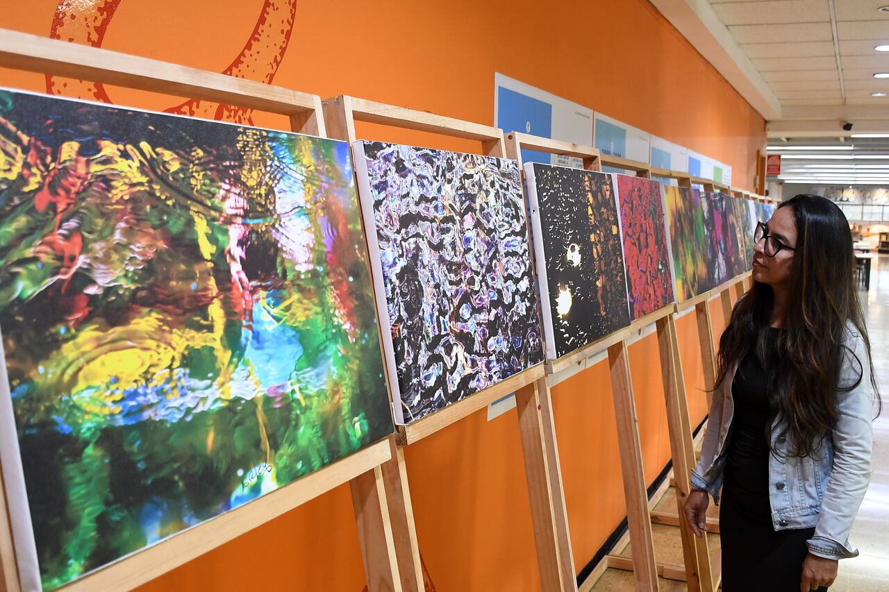 Vé: Exposición por sus 35 años como fotógrafo profesional Arley Acosta en la Biblioteca Departamental. Foto José L Guzmán. EL País.