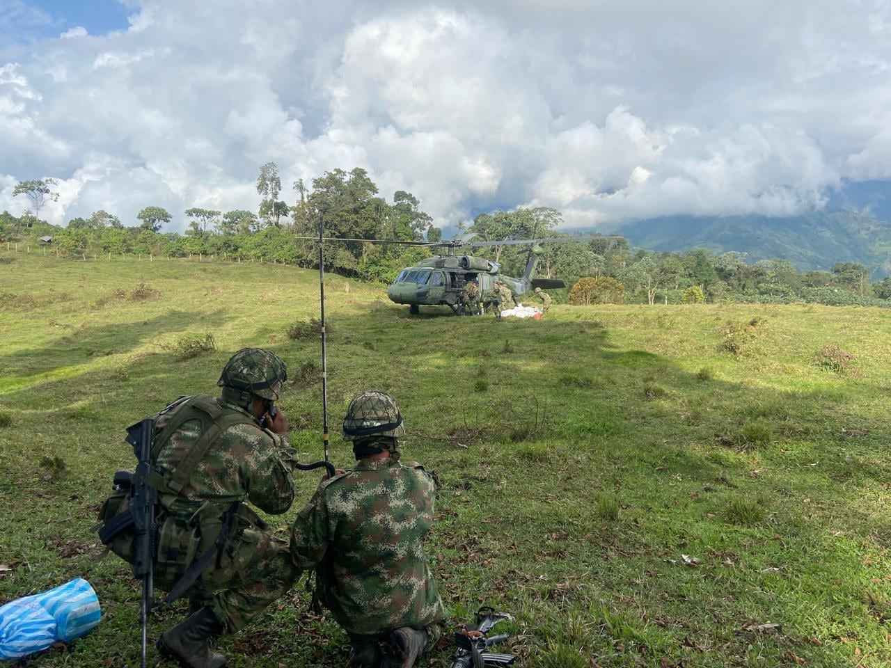 Su trayectoria incluye operaciones en el Cauca y formación en diferentes niveles de la institución, consolidando un liderazgo ejemplar.