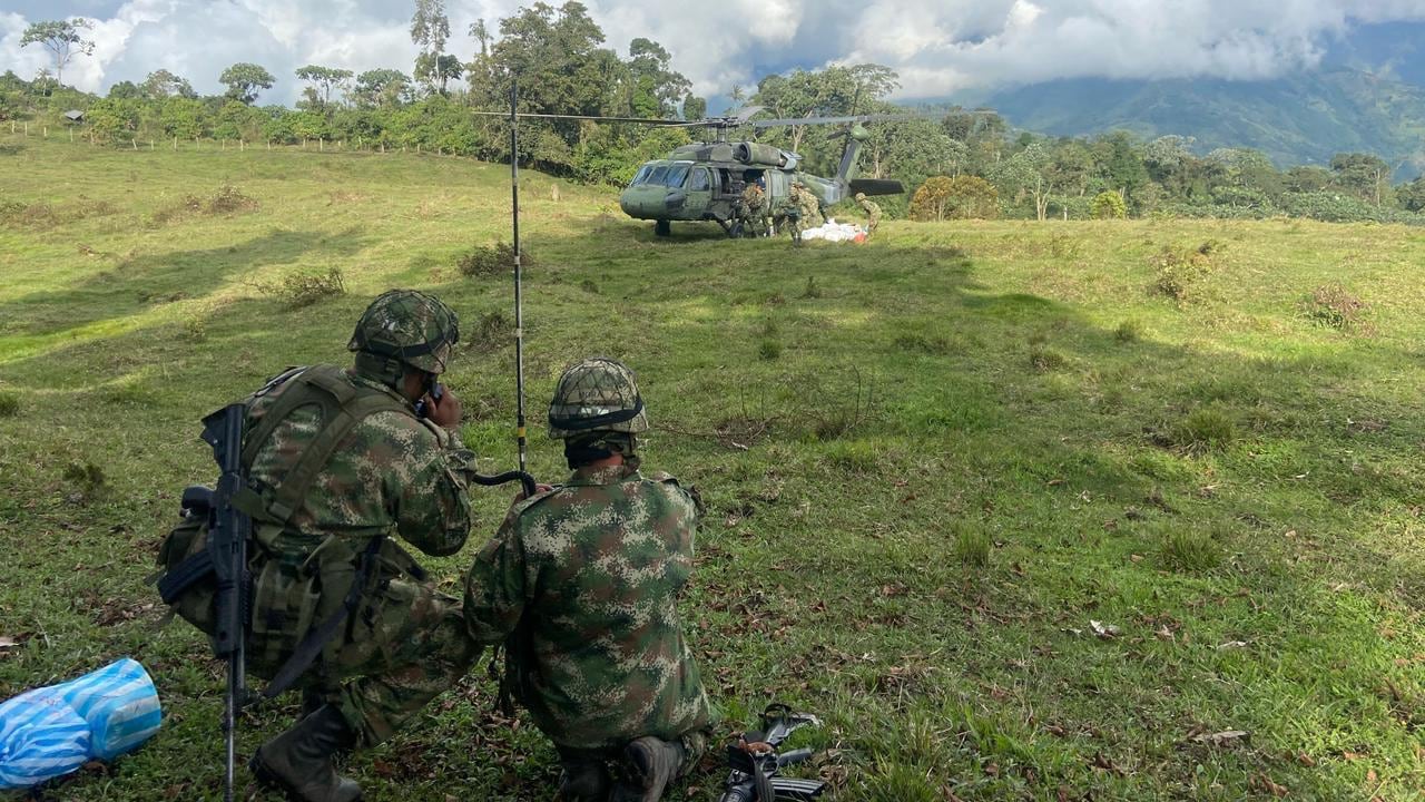 Su trayectoria incluye operaciones en el Cauca y formación en diferentes niveles de la institución, consolidando un liderazgo ejemplar.
