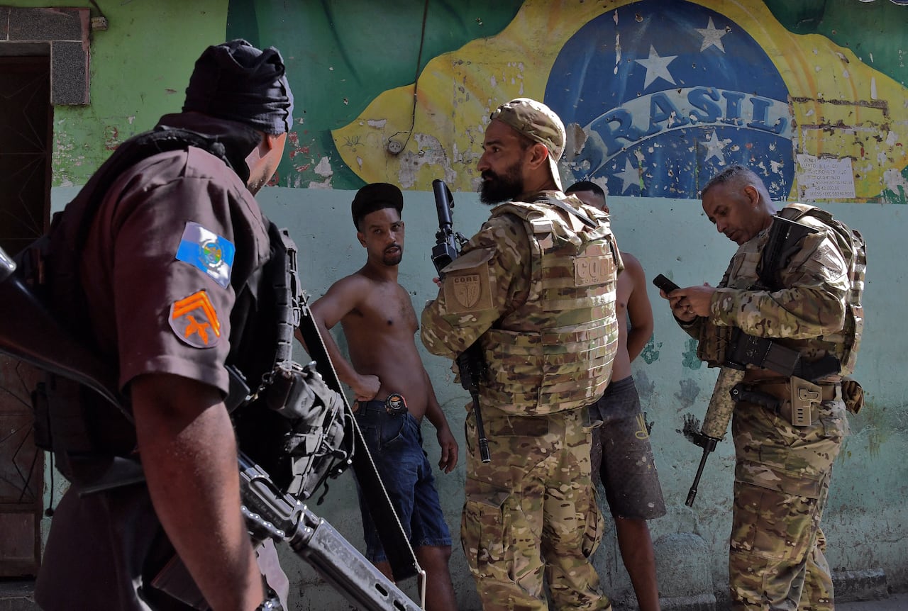 Los equipos de operaciones especiales de la policía también han hecho presencia. (Photo by Carl DE SOUZA / AFP)