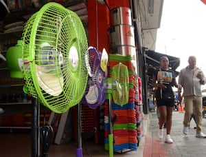 Cali: Ola de calor en Cali dispara ventas de ventiladores en la ciudad. Los comerciante hacen su agosto con las ventas. José L Guzmán. El País, enero 29-24
