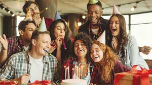 Amigos felices en la fiesta de cumpleaños. Feliz cumpleaños a tu concepto