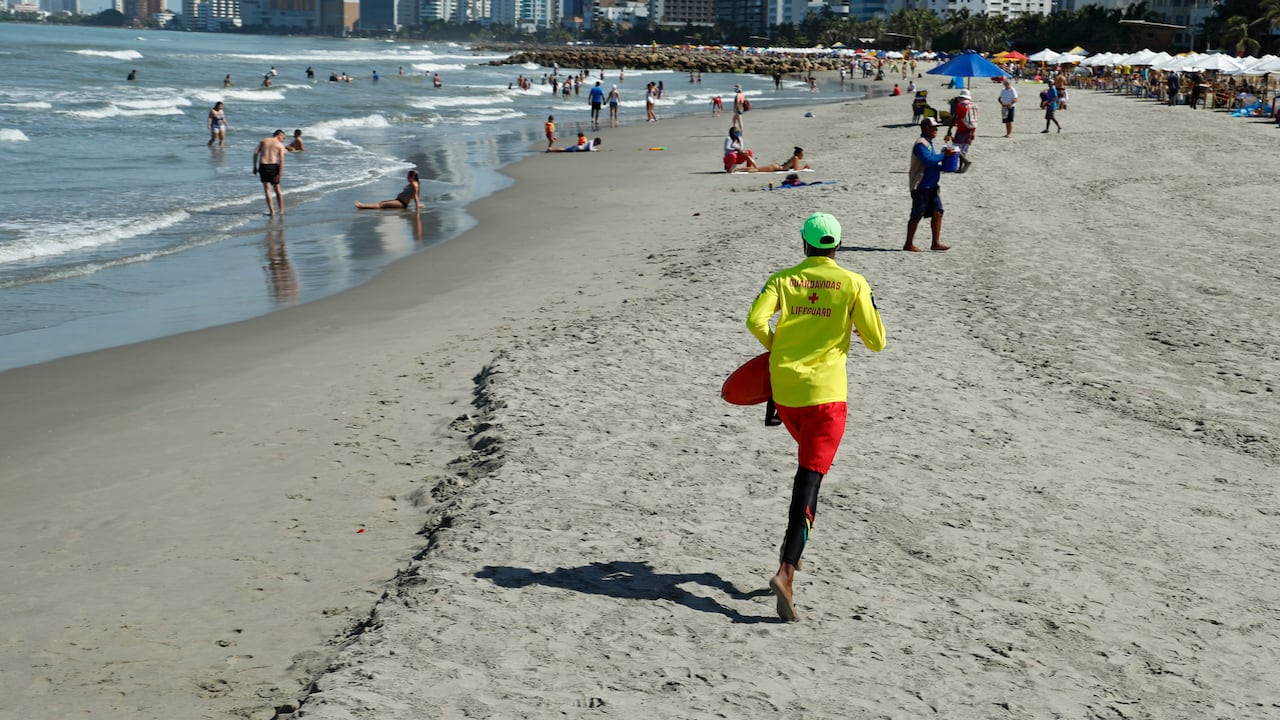 En cada torre de vigía se encuentran dos salvavidas, los cuales deben vigilar en promedio a 500 bañistas en la playa. En la temporada alta de vacaciones 2021, ninguno de ellos recibió sueldo por sus servicios.
Cartagena, enero 10 del 2021.
Foto Guillermo Torres Reina / Semana