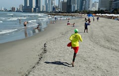En cada torre de vigía se encuentran dos salvavidas, los cuales deben vigilar en promedio a 500 bañistas en la playa. En la temporada alta de vacaciones 2021, ninguno de ellos recibió sueldo por sus servicios.
Cartagena, enero 10 del 2021.
Foto Guillermo Torres Reina / Semana