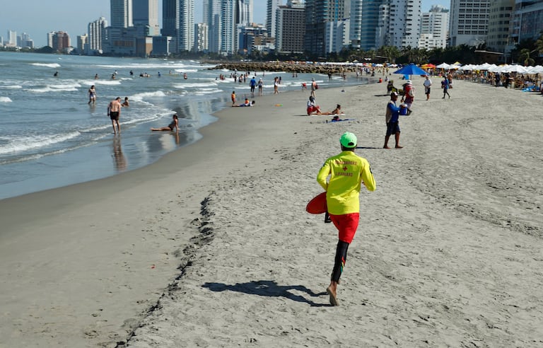 En cada torre de vigía se encuentran dos salvavidas, los cuales deben vigilar en promedio a 500 bañistas en la playa. En la temporada alta de vacaciones 2021, ninguno de ellos recibió sueldo por sus servicios.
Cartagena, enero 10 del 2021.
Foto Guillermo Torres Reina / Semana
