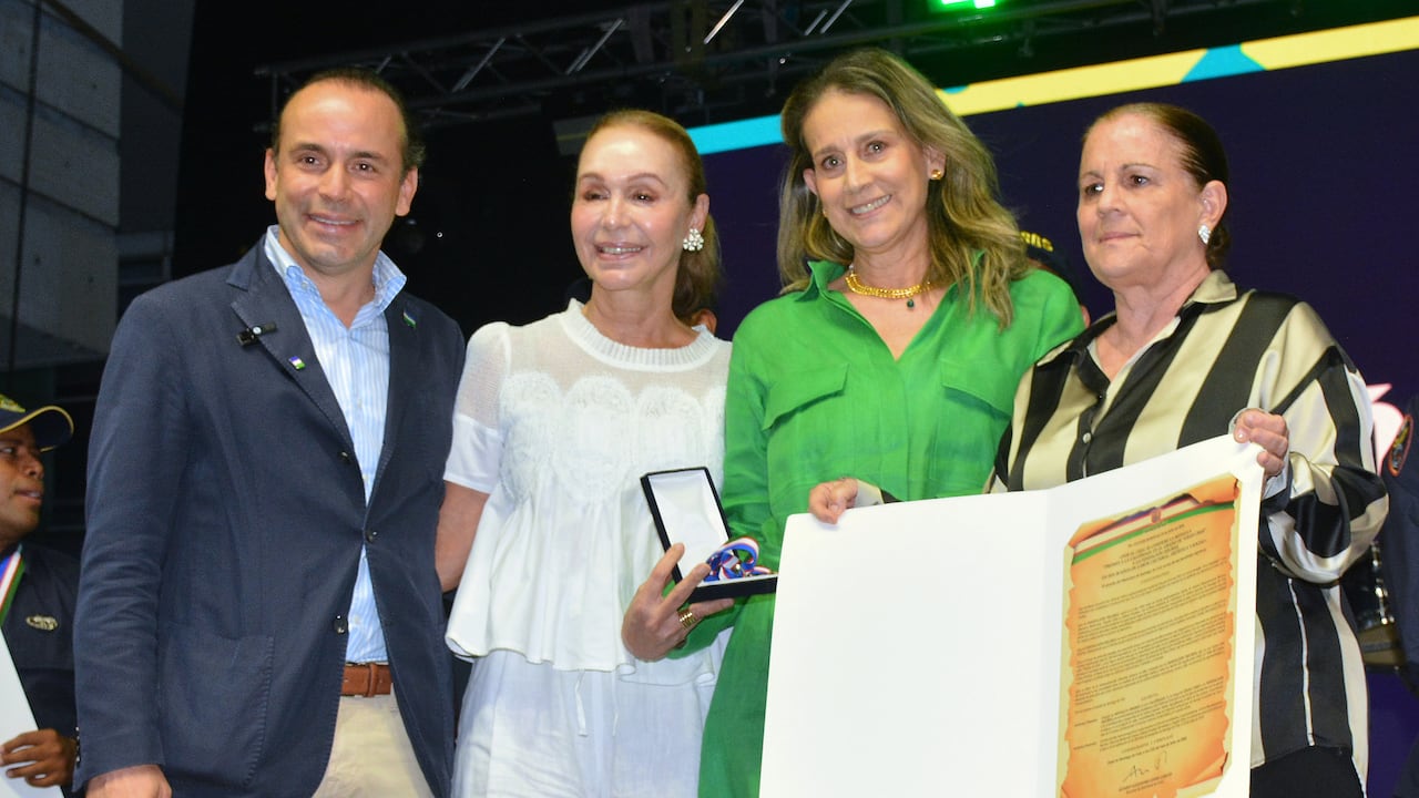 Condecoración a la Fundación Delirio, durante la celebración de los 490 años de Cali.