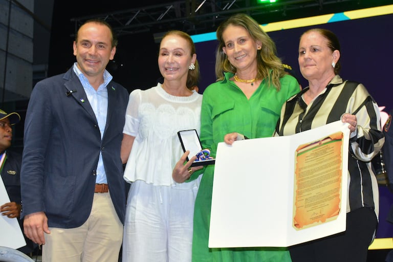 Condecoración a la Fundación Delirio, durante la celebración de los 490 años de Cali.