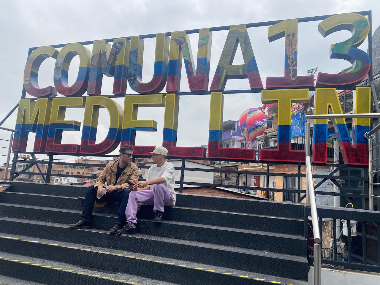 History Channel estrenará el 29 de abril en exclusiva para América Latina Parceros, un documental que pone la mirada sobre una de las realidades más complejas y urgentes de Colombia, la vida de miles de jóvenes que crecen en medio de la pobreza, la desigualdad y la violencia en las comunas de Medellín.