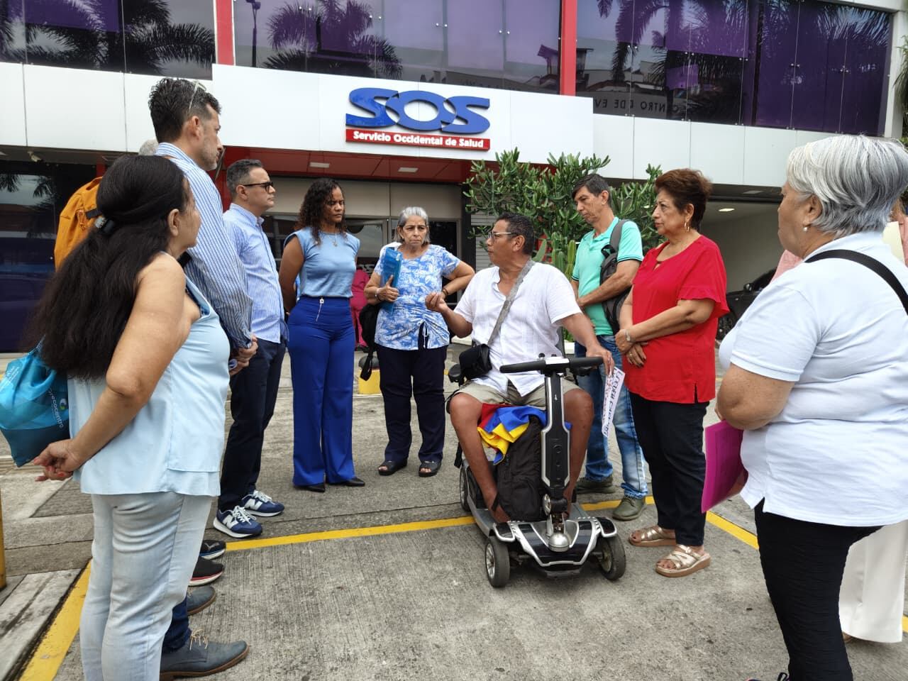 Usuarios de la EPS Servicio Occidental de Occidente SOS se reúnen a las afueras de esta entidad.