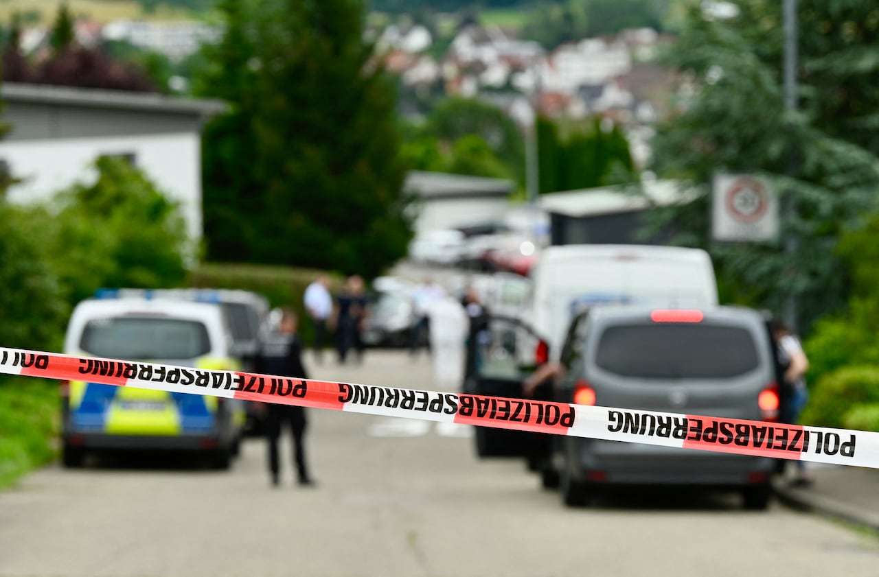 Oficiales de policía de Alemania atienden un homicidio en Lautlingen, sur de ese país.