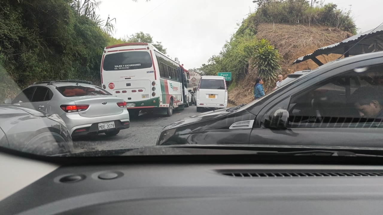 Los usuarios de la vía denuncian que algunos manifestantes cobran por poder pasar por este punto de la vía. Comunidades dicen que eso es falso.