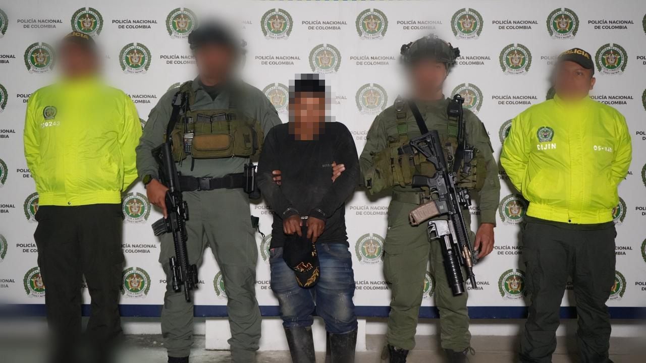 Tras el aterrizaje, las autoridades confirmaron un impacto de bala en la estructura del helicóptero.