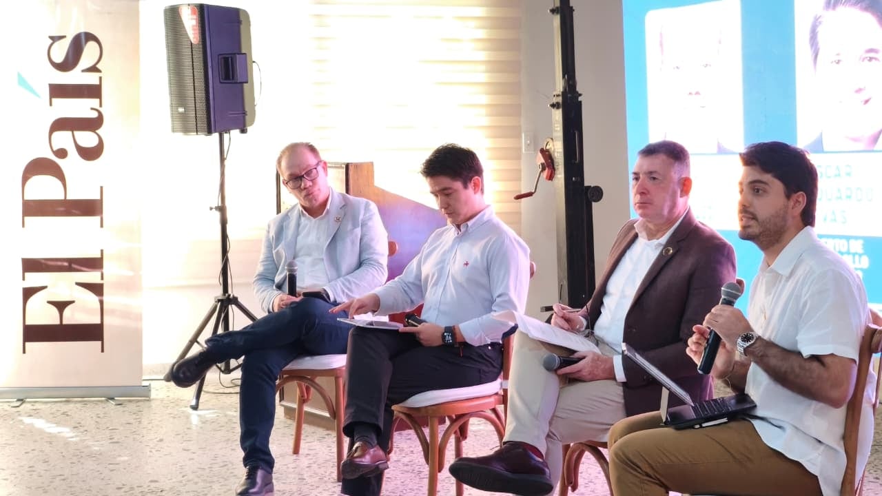 Desarrollo del primer panel del Foro regional El País.