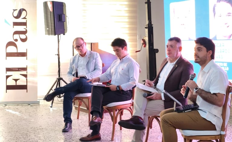 Desarrollo del primer panel del Foro regional El País.