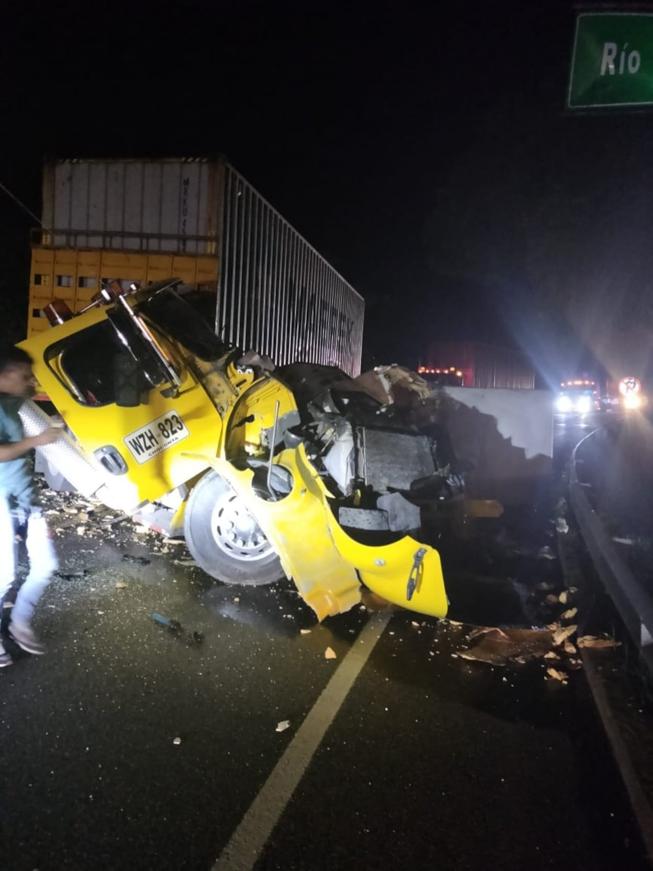 Tres hombres iban en los dos vehículos.