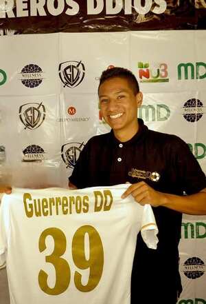 Jhon Mario Tirado en la presentación con el equipo Guerreros DD.