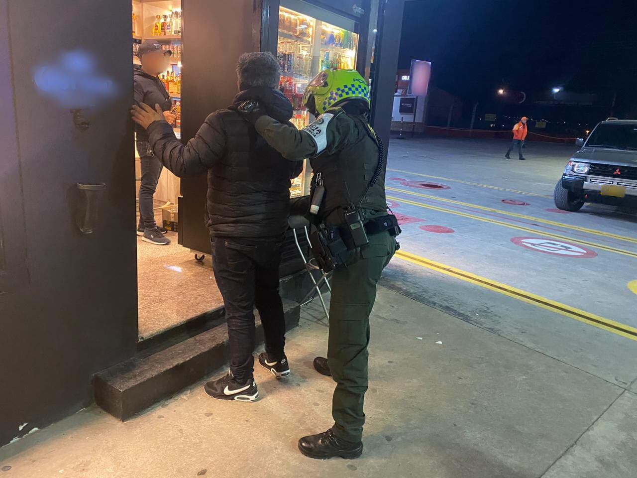 Durante los operativos, los policías y funcionarios de la secretaría de Gobierno adelantaron labores pedagógicas con propietarios y administradores de establecimientos comerciales, reforzando mensajes de corresponsabilidad y recordando las obligaciones legales respecto a la venta de bebidas alcohólicas, control de ingreso de menores y condiciones de seguridad.