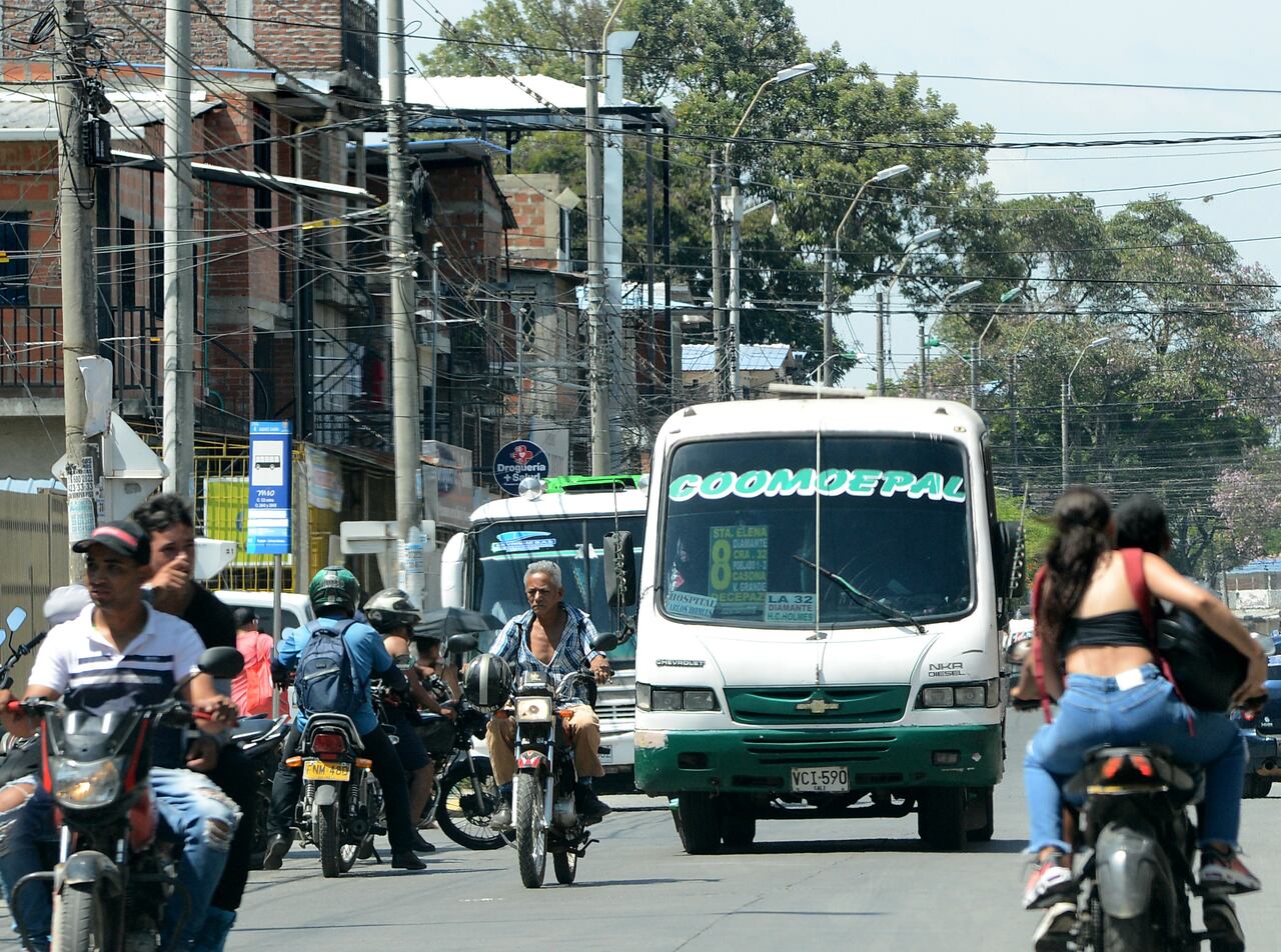 Cali: La flota de trasporte de servicio público que ciertas rutas del oriente de la ciudad, presentan muchos años de servicio y que en su mayoría no cumplen con las normas de seguridad generando accidentes en las vías. foto José L Guzmán.