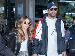 Clara Chía y Gerard Piqué a su llegada al aeropuerto de Madrid (España)