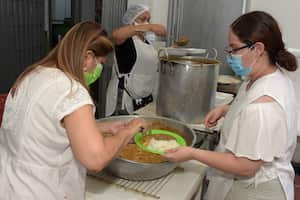 En el barrio san Nicolás de Cali, El comedor comunitario "El Samaritano" reparten cada día 130 almuerzos a personas en situación de calle e inmigrantes venezolanos y Gracias al apoyo del banco de alimentos se entregan 2600 raciones de comida al mes a esta población.