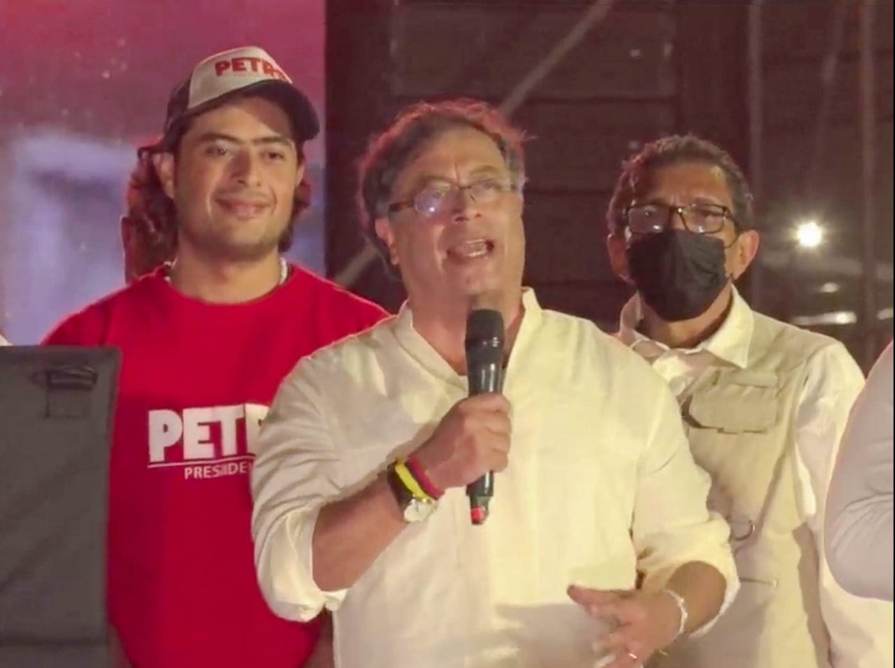 NICOLAS PETRO en campaña