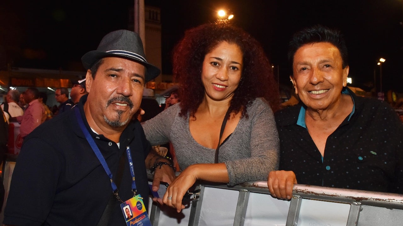 Humberto Villegas junto al fotógrafo y bailarín de salsa Áymer Álvarez y Patricia Alverete, mamá de uno de sus hijos.