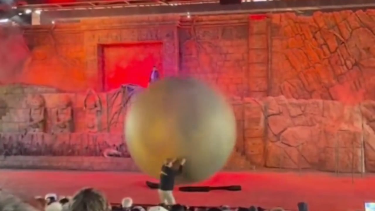 Un miembro del elenco resultó herido al intentar detener una esfera de 180 kilos que se desprendió de su riel. Indiana Jones
