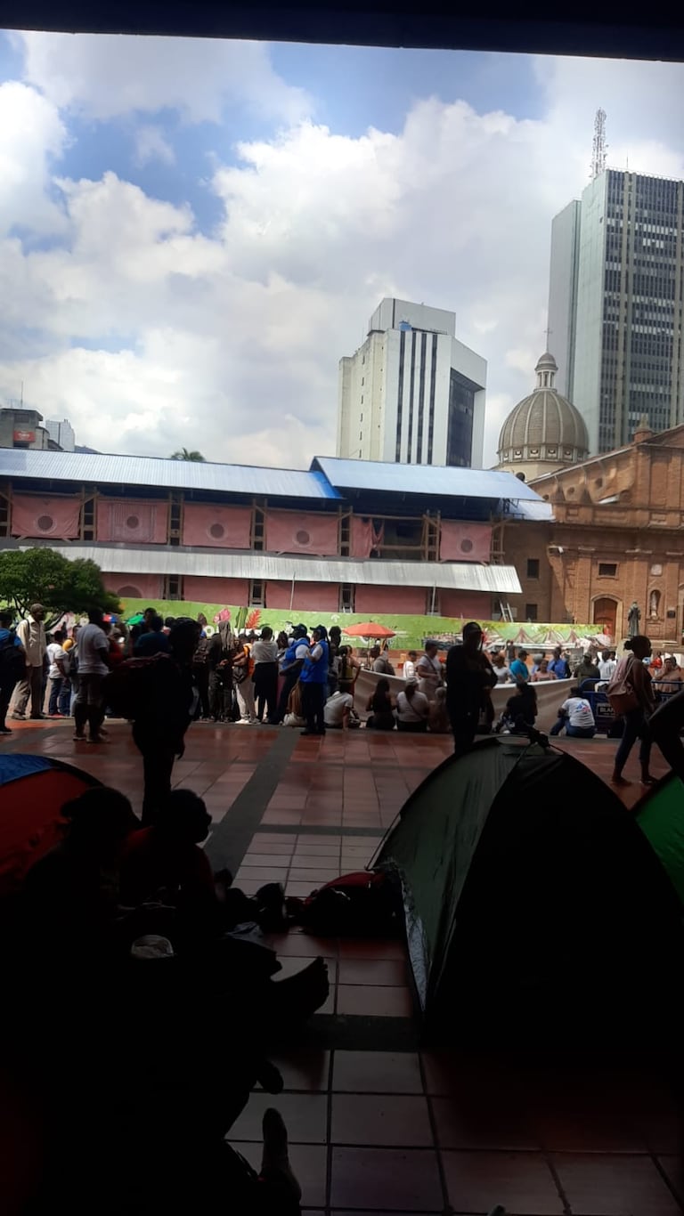 Los protestantes se ubicaron a las afueras de la Gobernación del Valle.