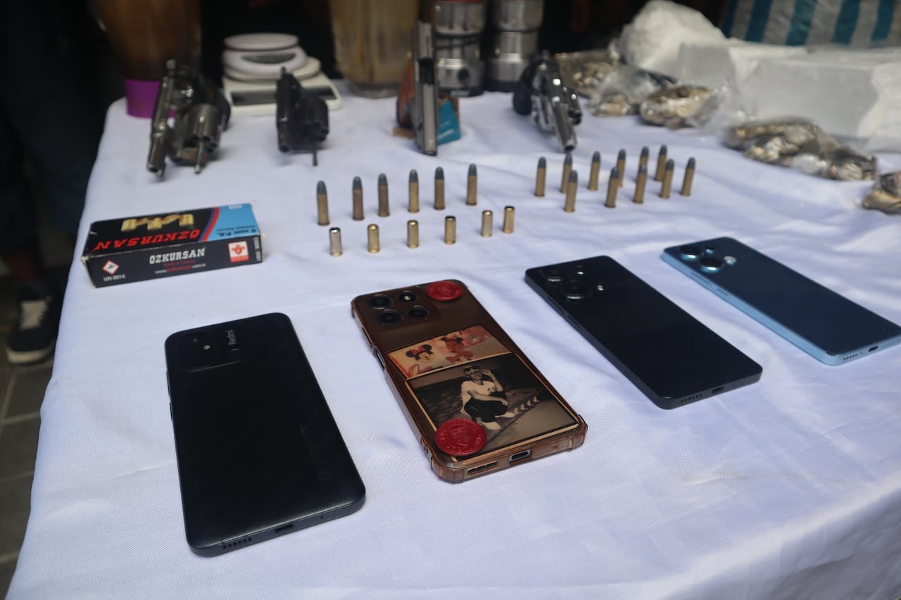 En los procedimientos también fueron encontradas cuatro armas de fuego y 20 cartuchos de diferentes calibres.