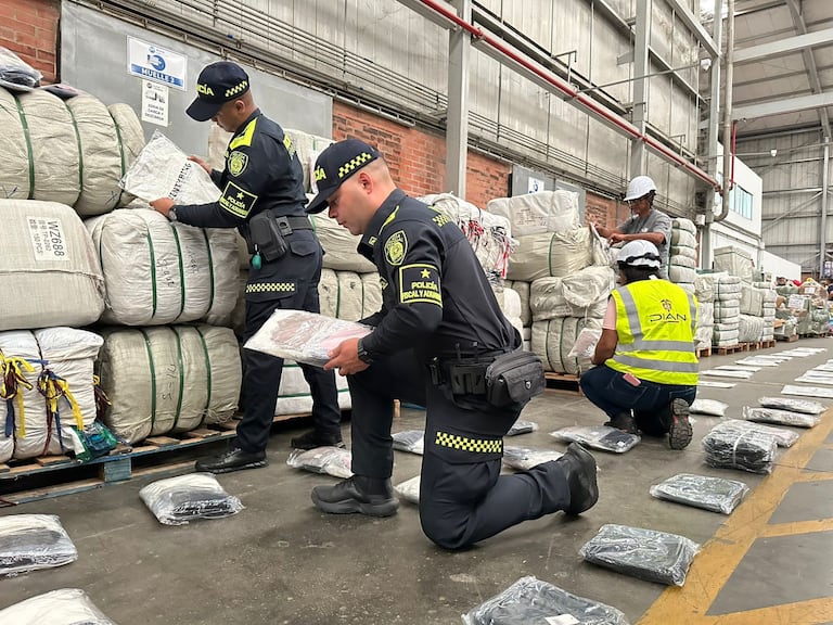Dian decomisó mercancía de contrabando en operativo realizado en Cali.