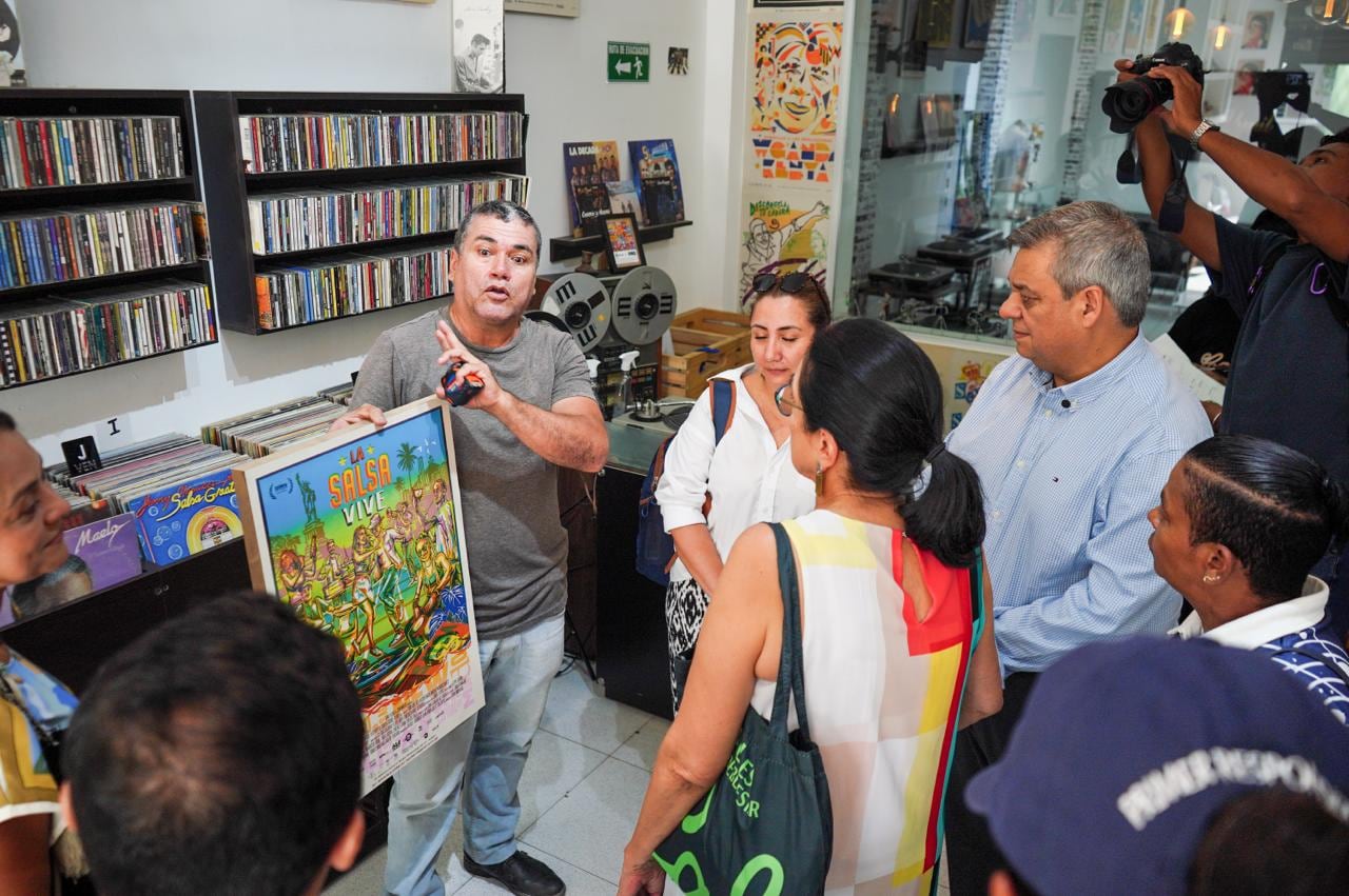 En el Museo de la Salsa, la artista conoció parte de la memoria musical de Cali. “Este barrio cuenta la historia desde la gente y no desde las vitrinas”, comentó durante la visita.