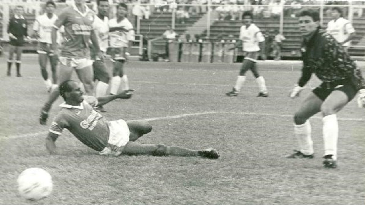 ‘La Gambeta’ Estrada, ante Óscar Córdoba.