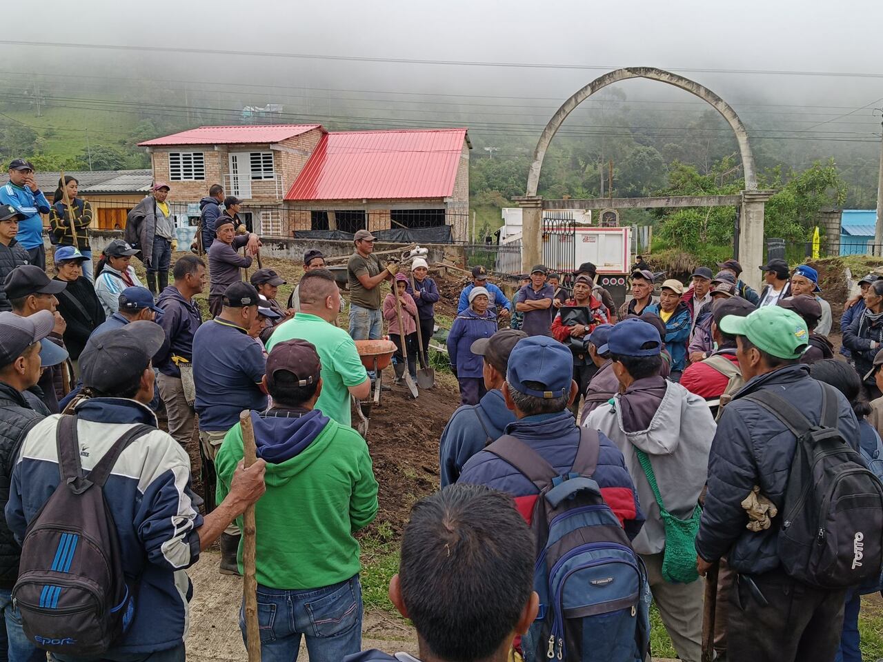 De acuerdo con las autoridades de Puracé, la motivación detrás de esta actividad fue doble: por un lado, los vecinos deseaban limpiar y pintar las cruces de las tumbas de sus familiares y amigos; por otro, buscan mejorar el estado general del cementerio, que ha sufrido deterioro en algunas partes. Aunque el mantenimiento del campo santo es responsabilidad de la alcaldía, la comunidad ha decidido actuar y participara en esta jornada comunitaria.